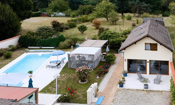 Mouleydier Bed & Breakfast | Guest Room 'Les Tuilières' with Breakfast, Wi-Fi and Air Conditioning