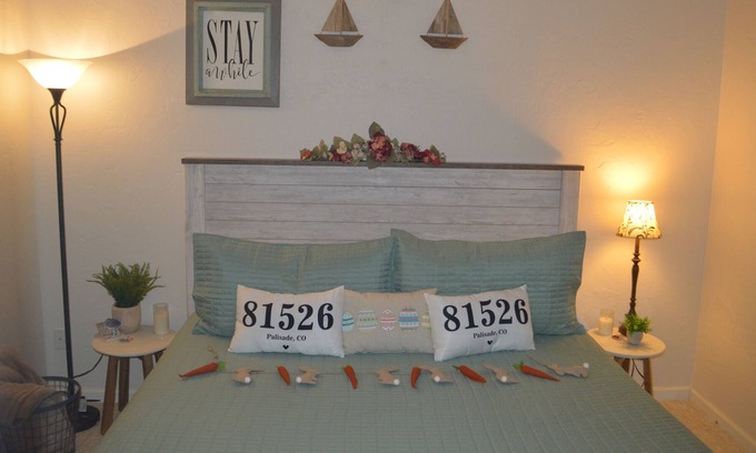 Palisade Bed & Breakfast | Guest suite at Palisade Beach House Vineyard and Bed and Breakfast