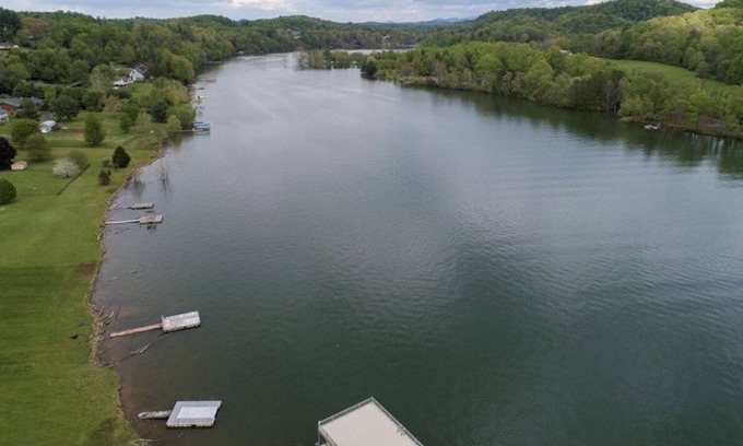 Abingdon House | Guest suite with lake and mountain views along with lake access.