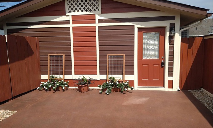 South Central Houston Cottage | Guesthouse centrally located in Riverside Terrace of Greater Houston Third Ward!