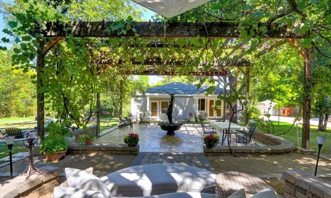 Fair Oaks House | Guesthouse near FO Village. King bed| Gated