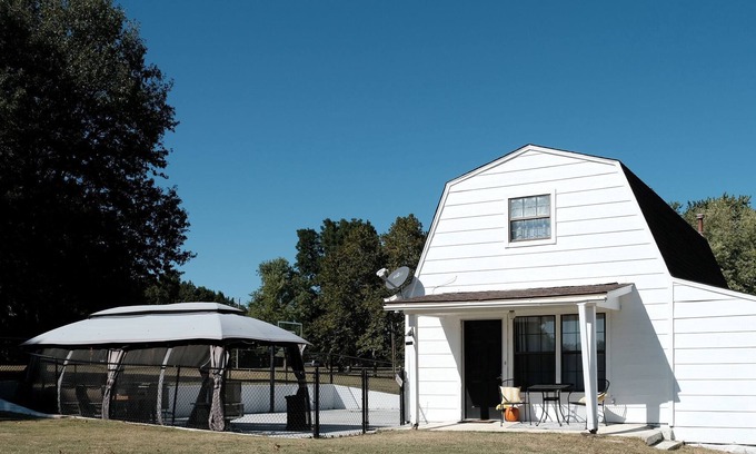 Sand Springs House | Guesthouse on Sunset
