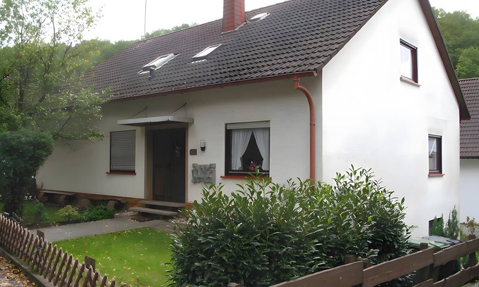 Finnentrop House | Guesthouse with Shared Garden and Wi-Fi