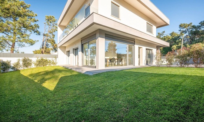Charneca de Caparica e Sobreda House | GuestReady - Quinta do Moledo House