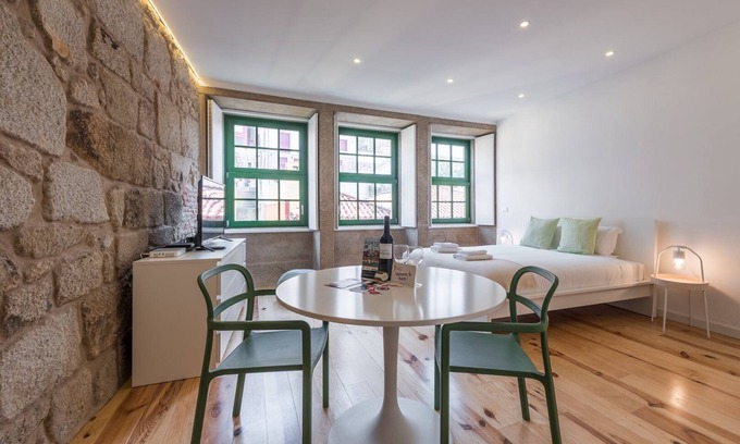 Centro / Baixa Apartment | GuestReady - Mezuzah Yellow