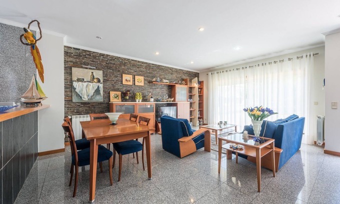 Fao Apartment | GuestReady - Parrot in the Lilies
