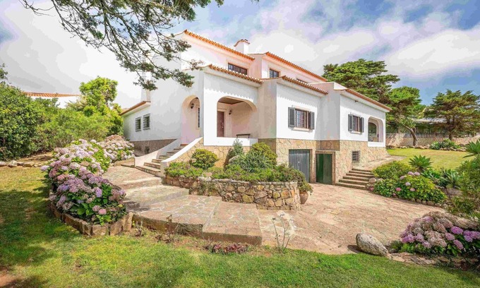 Azoia Apartment | GuestReady - Scenic Getaway in Colares