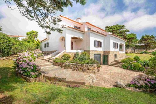 Azoia Apartment | GuestReady - Scenic Getaway in Colares