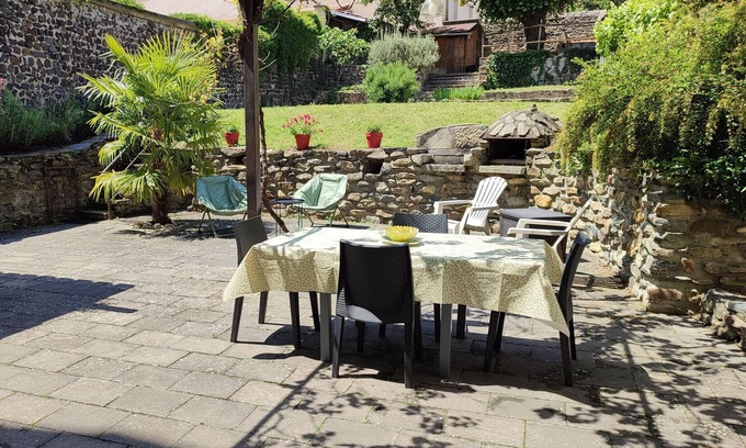 Le Puy-en-Velay Bed & Breakfast | Guestrooms in Puy-en-Velay with parking and Wi-Fi