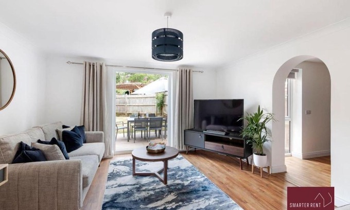 Guildford Apartment | Guildford - 3 Bedroom Home - Driveway & Garden
