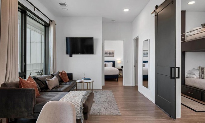 Edgehill House | GULCH Located with 4 Beds, Pool, Private Patio and Secure Parking