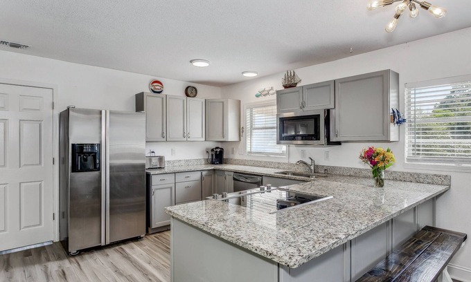 Gulf Breeze House | Gulf Breeze-2 Kings-Queen-2 Triple Bunks-Dogs Ok-Fenced-Renovated Kitchen-Minutes to Beach