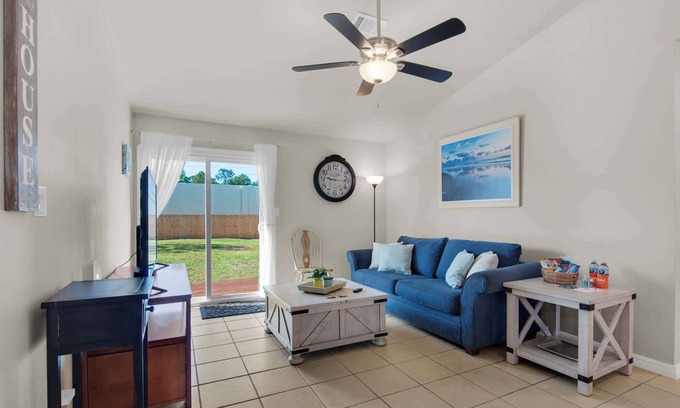 Gulf Breeze Apartment | Gulf Breeze Beach Getaway: Family & Pet-Friendly!