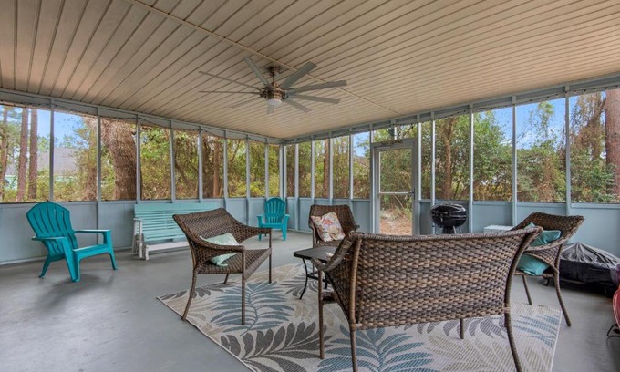 Gulf Breeze House | Gulf Brz-Beaches-Dwntwn PNS-Pet Friendly-Canal
