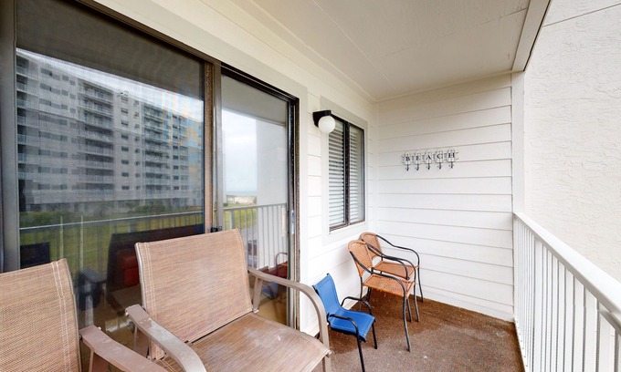 Fort Morgan Condo | Gulf condo at Plantation East with beach access, pool, and a great location