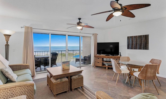 Independence Square Condo | Gulf Front Condo - Close to many restaurants!