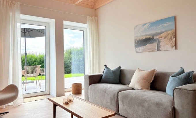 Altfunnixsiel Apartment | Gulfhof Funnixerhörn twee: Historic accommodation with terrace and large garden