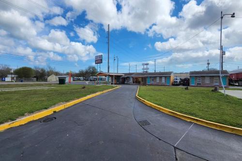 Central City Hotel | Gulfway Motel By OYO Near Airport I 37