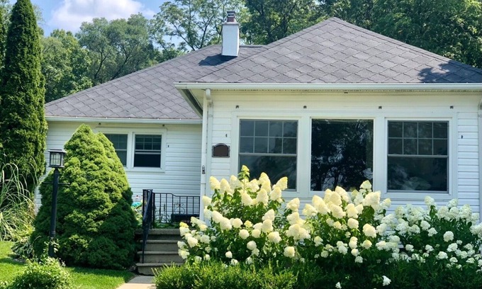 South Gull Lake House | Gull Lake sunset home on a quiet street