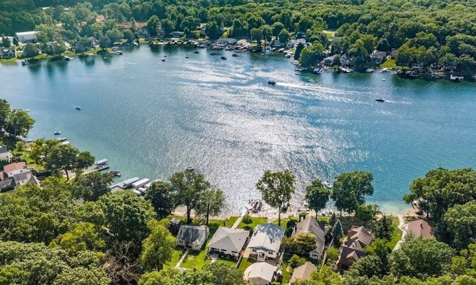 Augusta House | Gull Lake Waterfront
