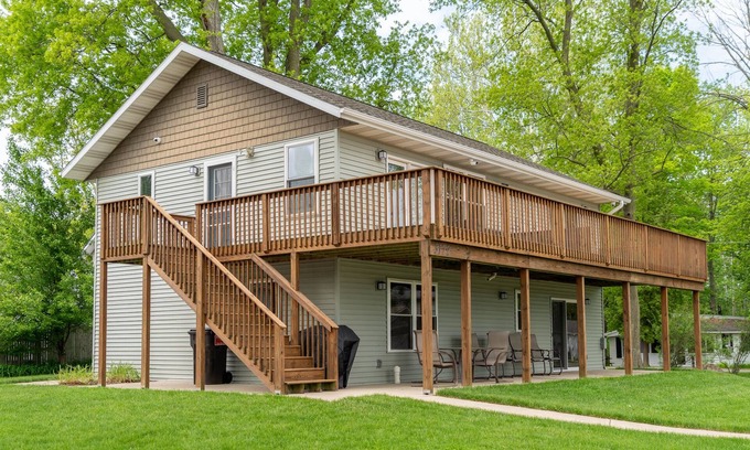 Shelbyville House | Gun Lake home w/private lot, dock, and tons of parking!