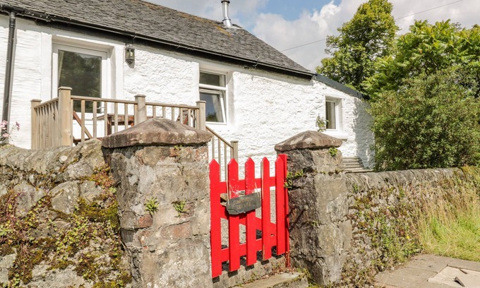 Tighnabruaich Cottage | GUN POWDER COTTAGE, pet friendly, with open fire in Tighnabruaich