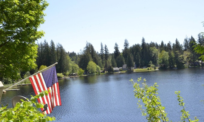 McKenna House | Guppies Lake Cottage - Private Access Lake Dock, close to Mt. Rainier