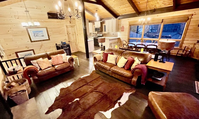 Windham House | *GUT RENO 4 Season Nirvana*Hot Tub*WiFi*Fire Pit*Fireplace*Windhm Mtn View*2BBQs