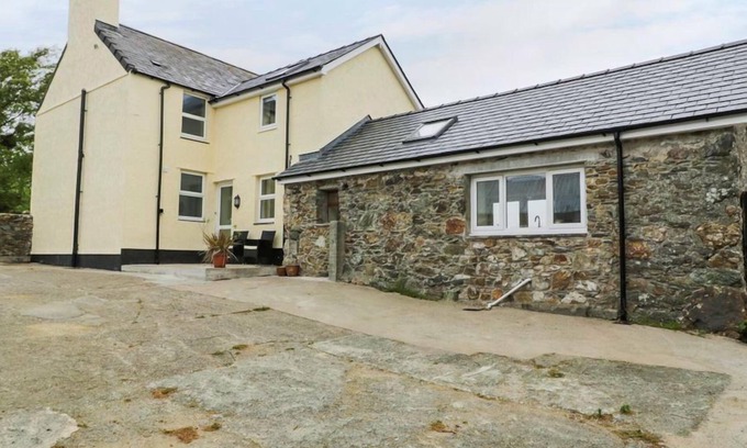 Rhydwyn Cottage | Gwlgri - an apartment that sleeps 8 guests in 4 bedrooms