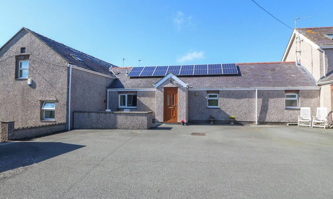 Cylch-Y-Garn Cottage | GWYNLYS, family friendly, with a garden in Cemaes Bay