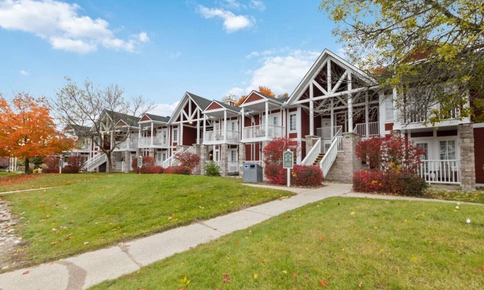Oro-Medonte Apartment | Gym+Pool+PetFriendly+KingBeds