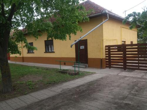 Mezokovacshaza House | Hársfák