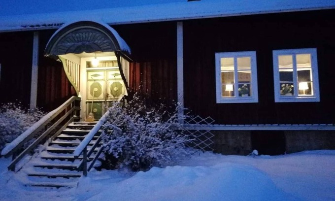 Hudiksvall Villa | Hälsingegård med anor från 1600-talet. Utanför Hudiksvall. Skidor, fiske, natur.