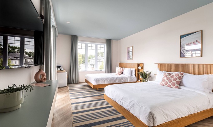 Venise-en-Quebec Hotel | Hôtel Le Rosay