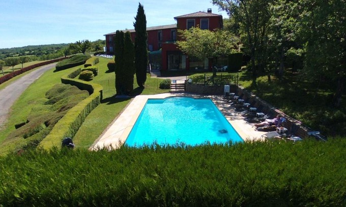 Martailly-Les-Brancion Hotel | Hôtel Restaurant La Montagne De Brancion