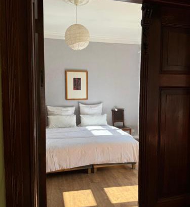 Calbe Apartment | Hübscher Wohnen-Geräumige Ferienwohnung im Gutshaus nahe Saale und Elbe