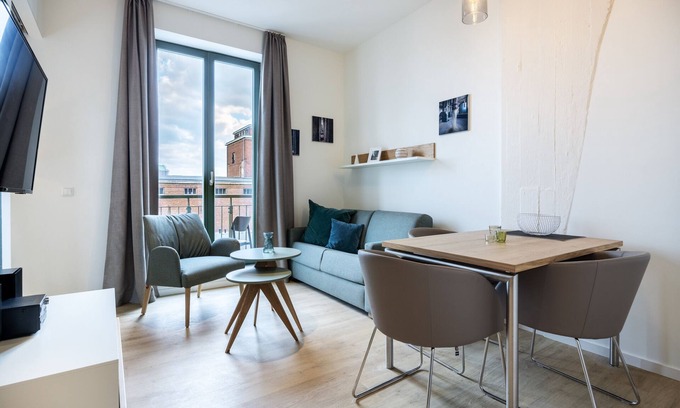 Wismar Apartment | Hübsches Apartment mit Balkon, Hafenblick und Saunanutzung in Erstklassiger Lage