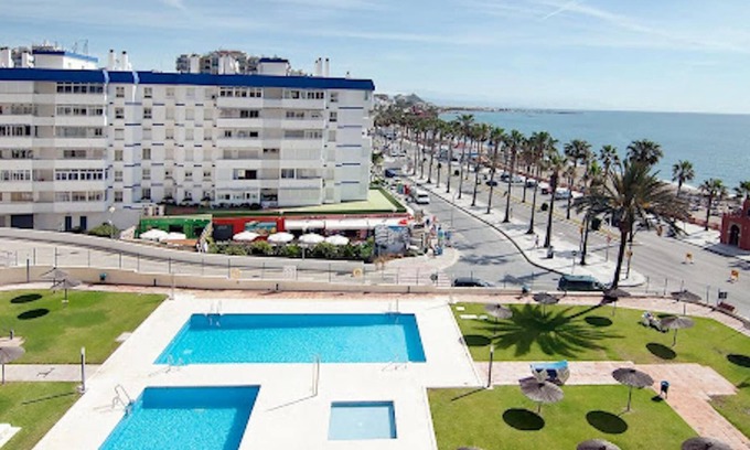 Torrequebrada Apartment | H2M Aloha Playa 1st Line Beach Terrace and pool