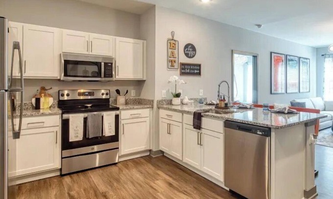 Coliseum Central Apartment | H4N Ellipse Urban | 1Bd Apartment Near Peninsula Town Center