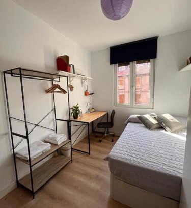 Iralabarri House | Habitación cerca del centro, baño y cocina compartida