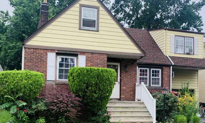 Snyder Square House | HACKENSACK 4 BEDS/ 2BATHS ENTIRE HOUSE WITH PARKING, 9 MINS TO METLIFE STADIUM