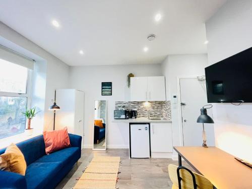 Upper Clapton Apartment | Hackney Studios by Sleepy