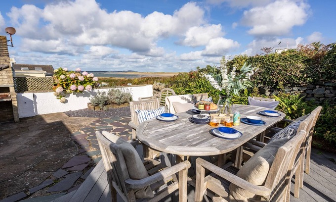 Rhosneigr Cottage | Hafan : Pet-Friendly 3‑Bed Bungalow with Sea Views in Rhosneigr | Managed by Anglesey Holiday Lettin