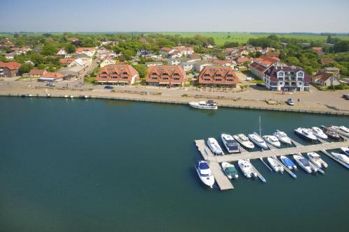 Wiek Apartment | hafennahe Ferienwohnung mit Balkon und Meerblick - Hafenhäuser Wiek Wohnung 17