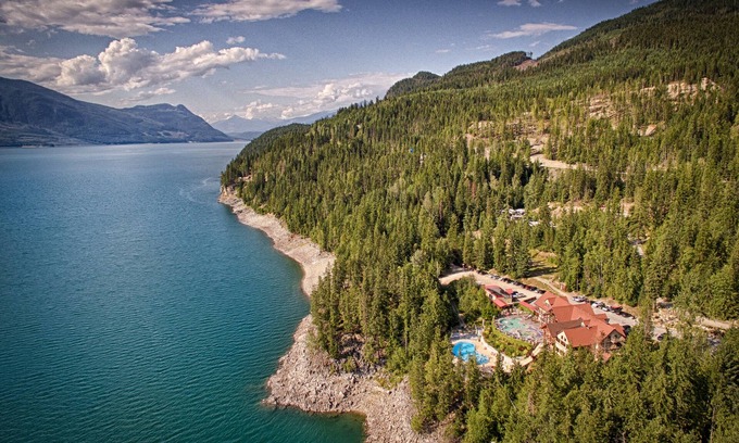 Nakusp Hotel | Halcyon Hot Springs Resort