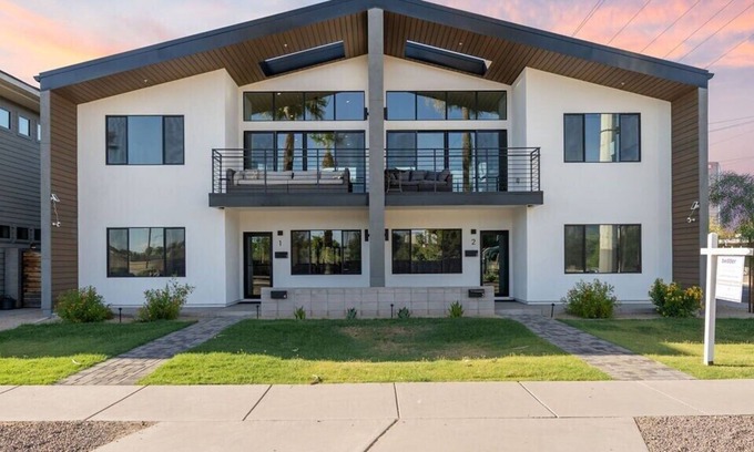 Roosevelt House | HALF Complex | Mix & Match! | 4 KINGs | 2 Kitchens