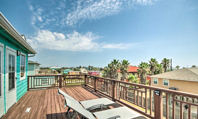 Surfside Beach House | half Mi to Sand Surfside Beach Retreat!