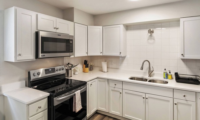 Libertyville Apartment | Half Mile to Downtown