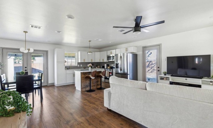 Irving House | Halfway to Arlington & Dallas
