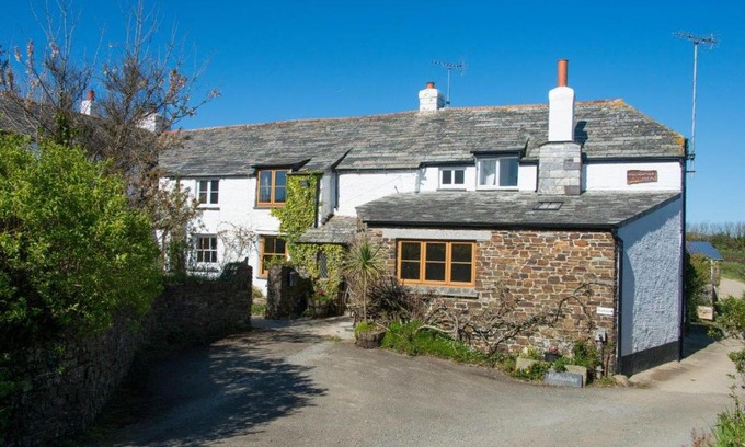 Saint Gennys Bed & Breakfast | Hallagather Farmhouse